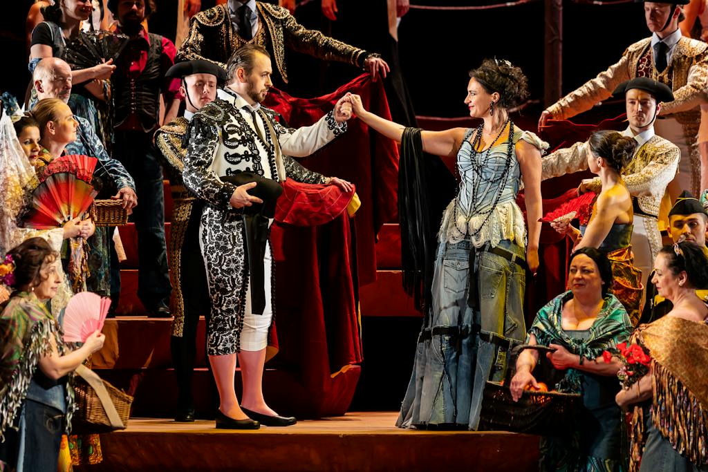 Opera ND I Carmen: Łukasz Golinski (Escamillio), Nana Dzidziguri (Carmen), Sbor Národního divadla – foto: Zdeněk Sokol