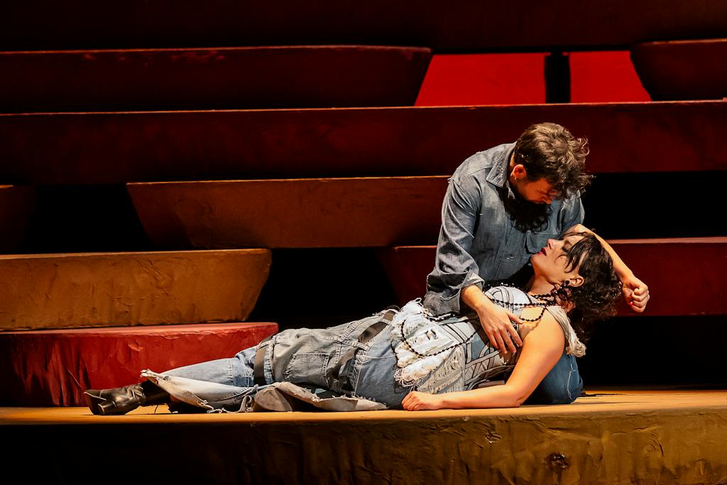 Opera ND I Carmen: Luis Gomes (Don Jose), Nana Dzidziguri (Carmen) – foto: Zdeněk Sokol