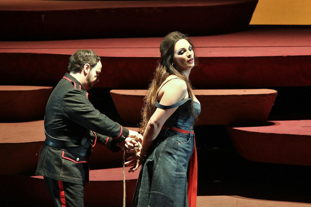 Opera ND I Carmen: Michal Lehotský (Don Jose), Ester Pavlů (Carmen) – foto: Hana Smejkalová