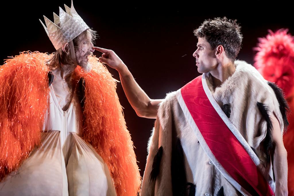 Laterna magika | Poe: Vladimír Javorský (Král), Ondřej Vinklát (Skokan) – foto: Vojtěch Brtnický