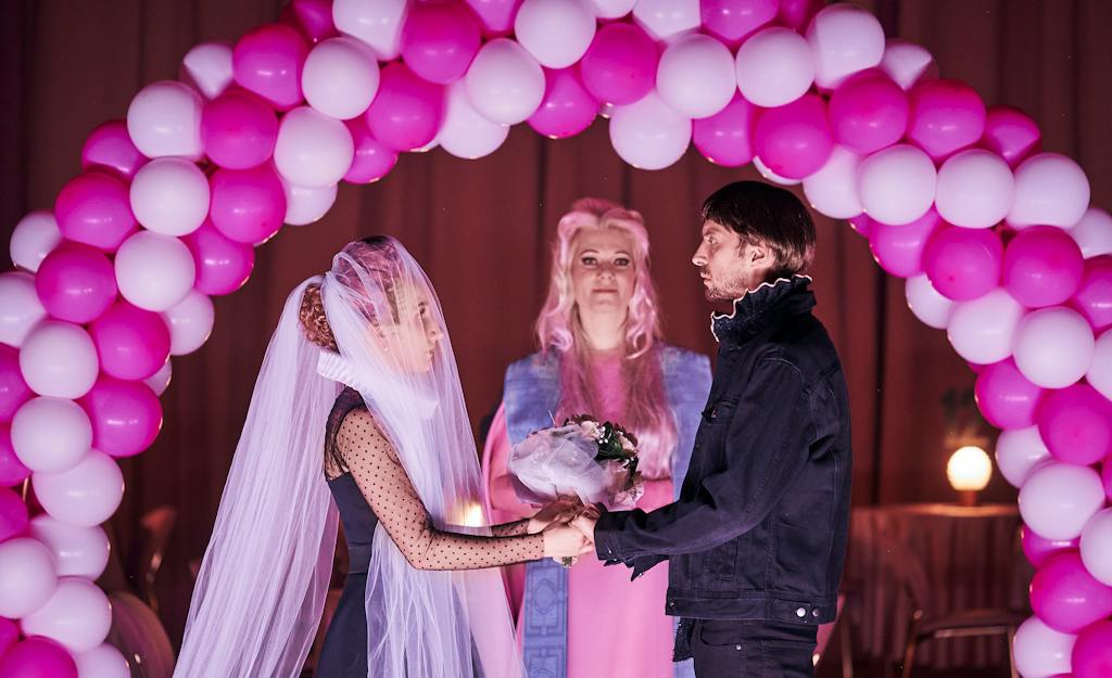 Mnoho povyku pro nic – Jindřiška Dudziaková, Lucie Brychtová,  Matyáš Řezníček (foto: Martin Špelda)