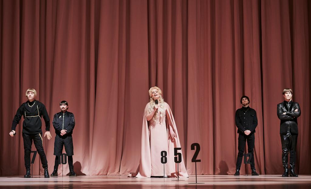 Drama | Much Ado About Nothing: Jan Bidlas (Borachio), Robert Mikluš (Benedick), Lucie Brychtová (Francisca), Matyáš Řezníček (Claudio), Igor Orozovič (Don Juan) – photo: Martin Špelda