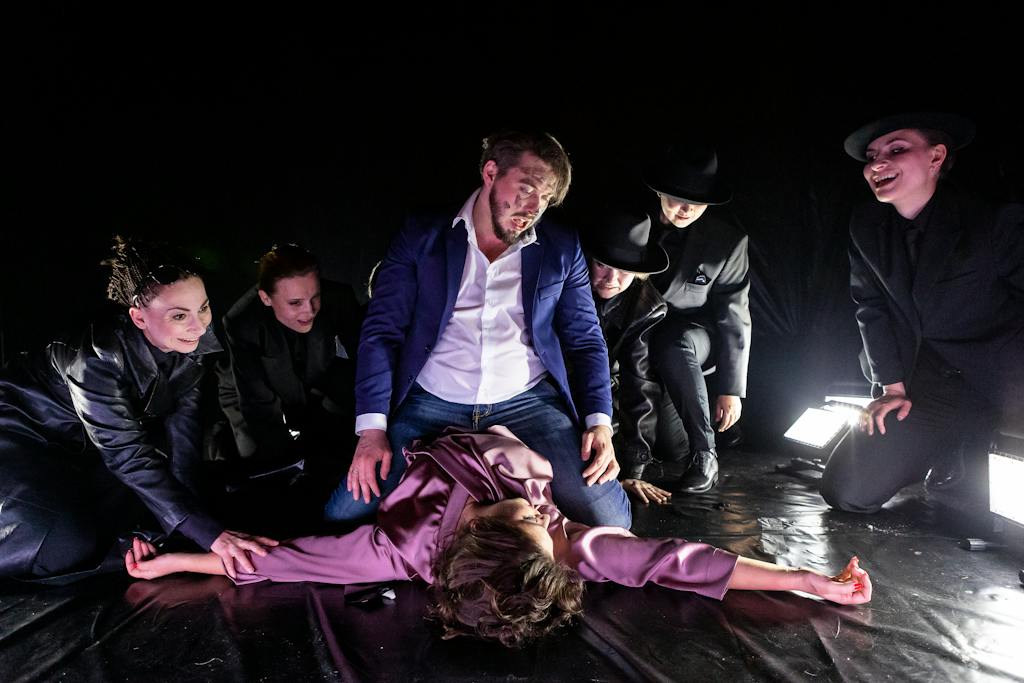 State Opera I Flammen: Kateřina Jalovcová (Shadow), Stanislava Jirků (Shadow), Denys Pivnickij (Don Juan), Victoria Khoroshunova (Donna Anna / Nun / Woman), Tamara Morozová (Shadow), Yukiko Kinjo (Shadow), Magdaléna Hebousse (Shadow) – photo: Zdeněk Sokol