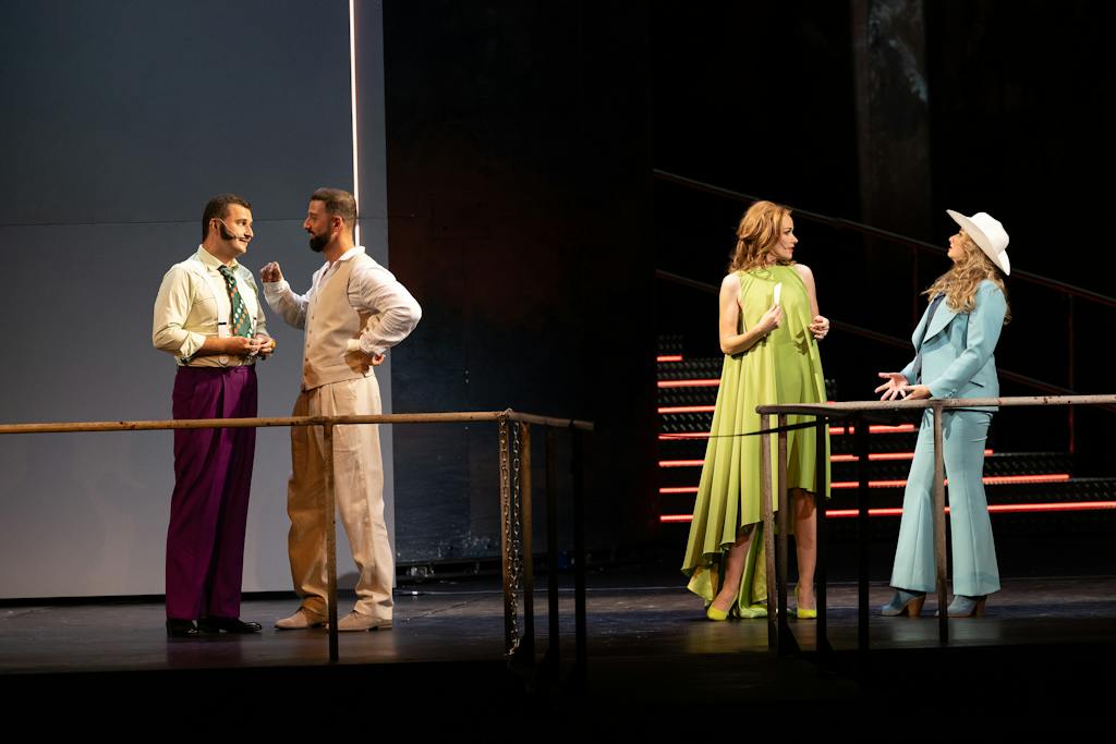Státní opera I Ples v hotelu Savoy: Josef Moravec (Mustafa Bej), Csaba Kotlár (Marquis Aristide de Faublas), Vanda Šípová (Madeleine de Faublas), Barbora Řeřichová (Daisy Parker alias José Pasodoble) – foto: Zdeněk Sokol