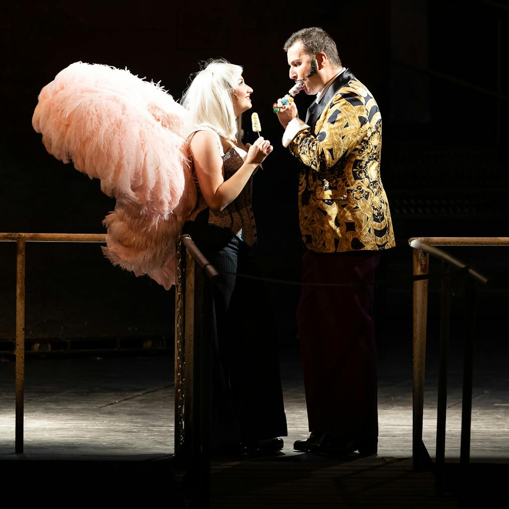 Státní opera I Ples v hotelu Savoy: Barbora Řeřichová (Daisy Parker alias José Pasodoble), Josef Moravec (Mustafa Bej) – foto: Zdeněk Sokol