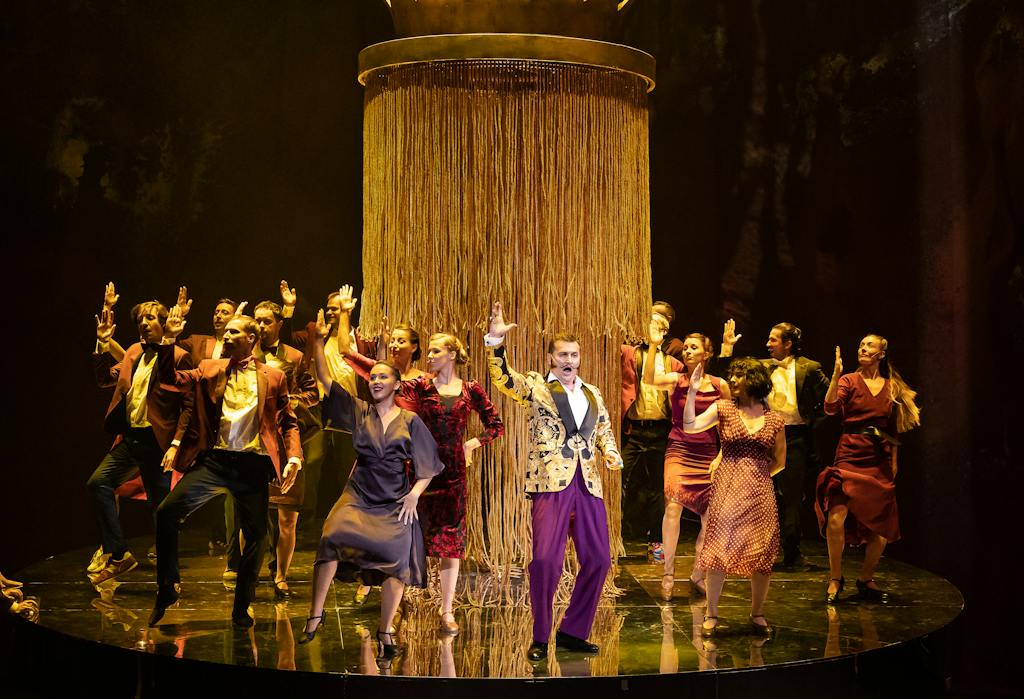 Státní opera I Ples v hotelu Savoy: Josef Moravec (Mustafa Bej), Balet Opery Národního divadla – foto: Zdeněk Sokol