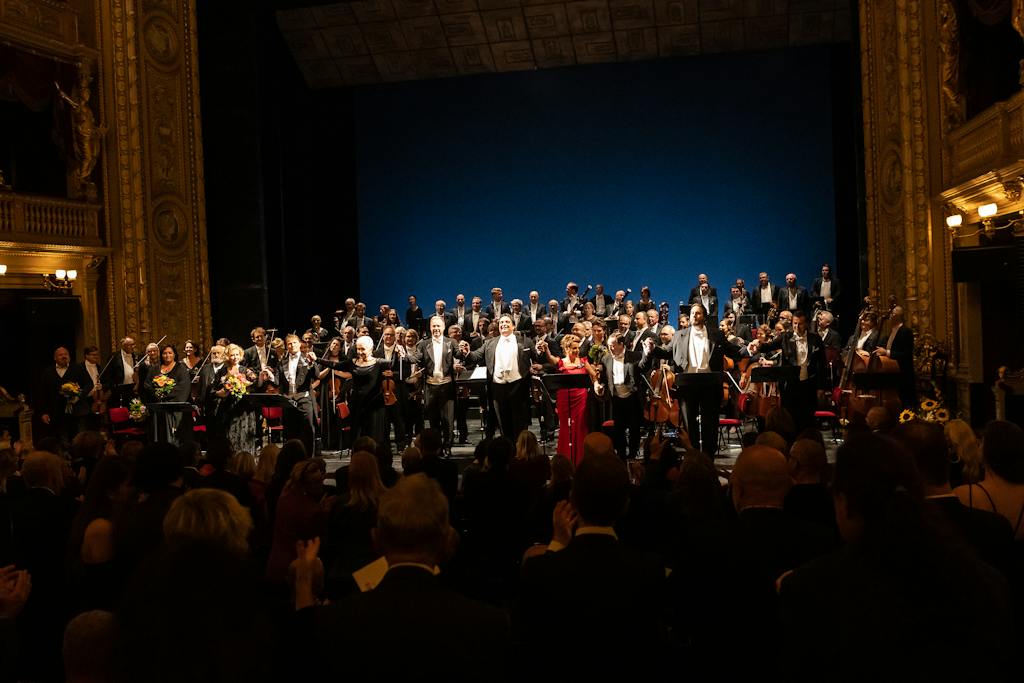 Opera ND I Leoš Janáček: Věc Makropulos: Jaroslav Březina (Hauk-Šendorf), Yvona Škvárová (Poklízečka), Ivan Kusnjer (Strojník), Michaela Zajmi (Komorná), Aleš Briscein (Albert Gregor), Eva Urbanová (Emilia Marty), Robert Jindra, Adam Plachetka (Jaroslav Prus), Jana Sibera (Kristina), Michal Lehotský (Vítek), Jan Martiník (Dr. Kolenatý), Josef Moravec (Janek), Orchestr Národního divadla – foto: Zdeněk Sokol