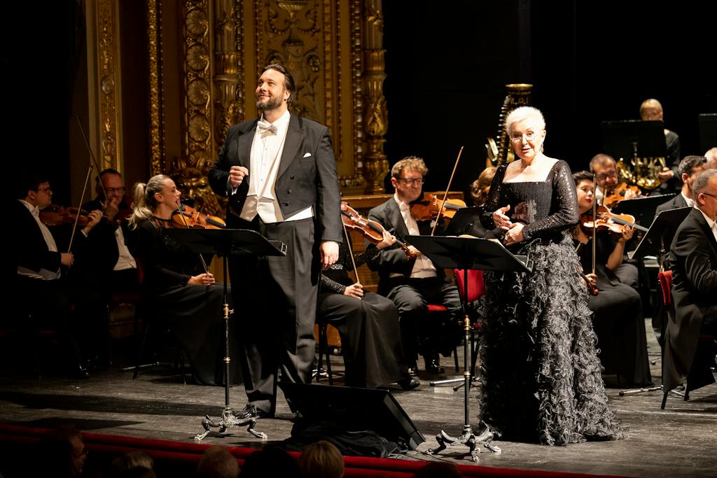 Opera ND I Leoš Janáček: Věc Makropulos: Jan Martiník (Dr. Kolenatý), Eva Urbanová (Emilia Marty), Orchestr Národního divadla – foto: Zdeněk Sokol