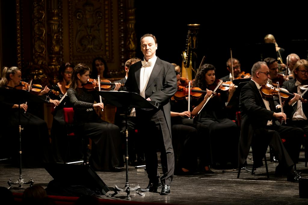 Opera ND I Leoš Janáček: Věc Makropulos: Michal Lehotský (solicitátor Vítek), Orchestr Národního divadla – foto: Zdeněk Sokol