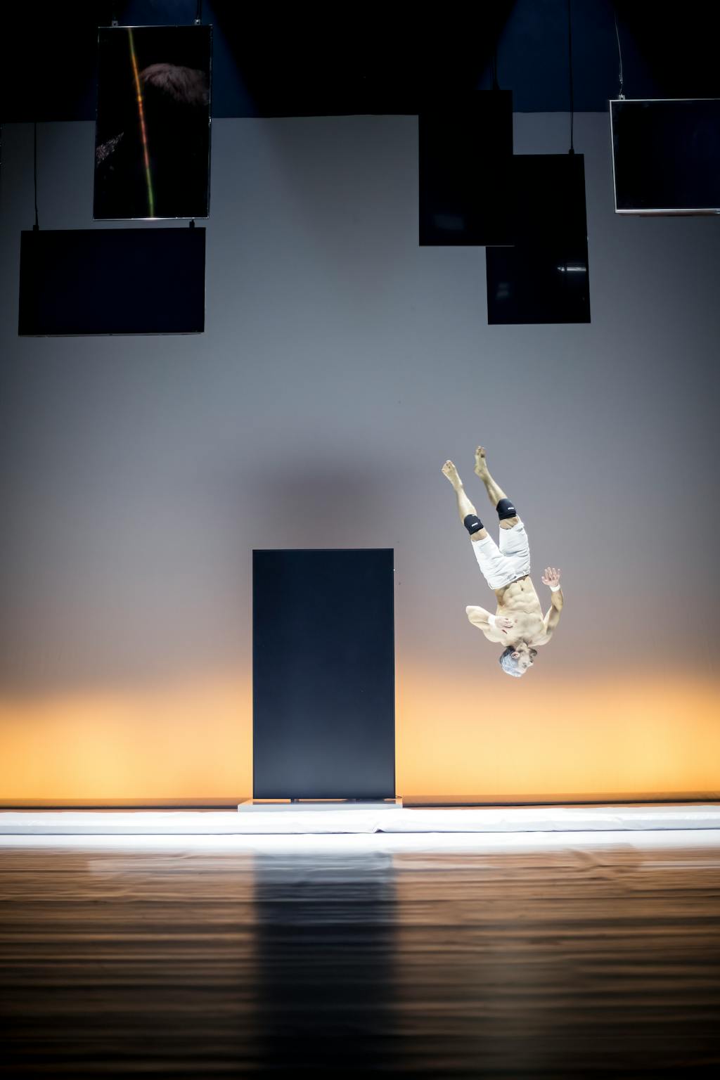 Laterna magika | Land of Body: Jindřich Panský (Acrobat) - foto: Vojtěch Brtnický