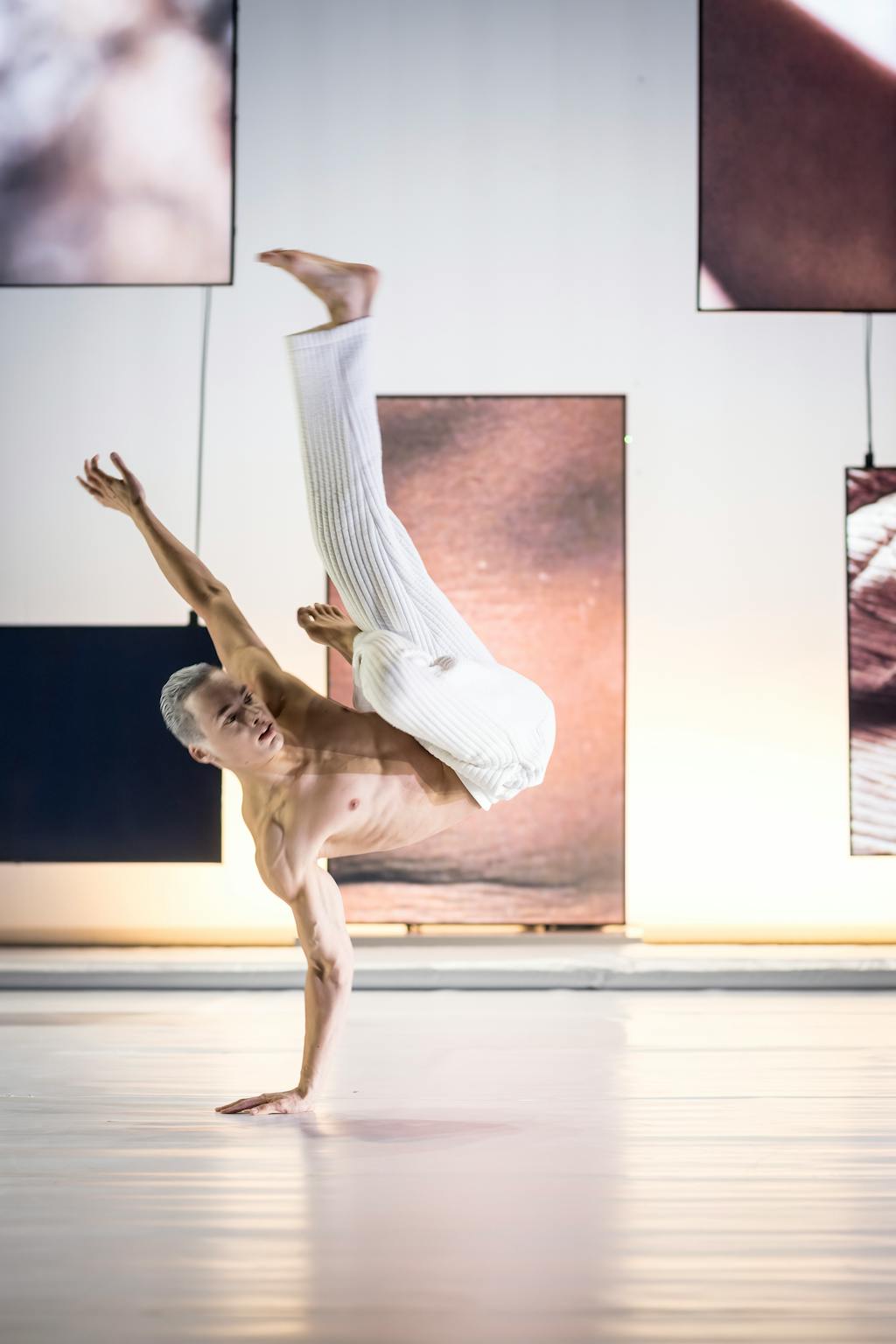 Laterna magika | Land of Body: Kristián Mensa (Young Dancer) - foto: Vojtěch Brtnický