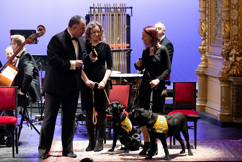 Národní divadlo I Adventní koncert: Jan Chalupecký, cvičitelky a psi z centra SONS – foto: Zdeněk Sokol