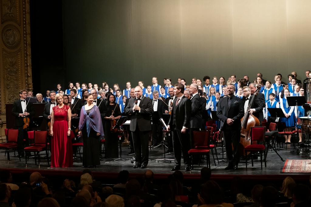 Národní divadlo I Adventní koncert: Sylva Čmugrová, Dana Burešová, Jan Chalupecký, Daniel Matoušek, František Zahradníček, Orchestr Národního divadla, Kühnův dětský sbor – foto: Zdeněk Sokol