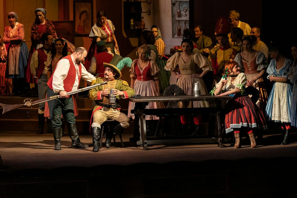 Opera ND I Čert a Káča: Daniel Čapkovič (Čert), Jana Kurucová (Káča), Sbor Národního divadla – foto: Zdeněk Sokol