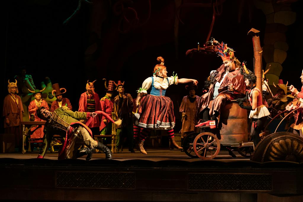 Opera ND I Čert a Káča: Daniel Čapkovič (Čert), Jana Kurucová (Káča), Zdeněk Plech (Lucifer), Sbor Národního divadla – foto: Zdeněk Sokol