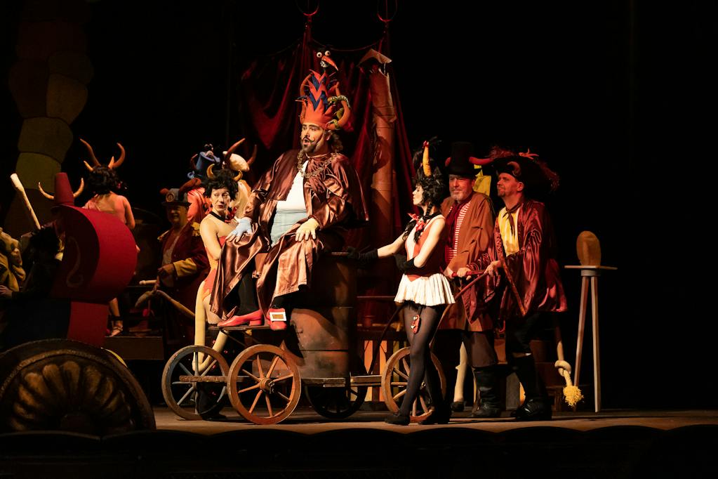 Opera ND I Čert a Káča: Zdeněk Plech (Lucifer), Sbor Národního divadla – foto: Zdeněk Sokol