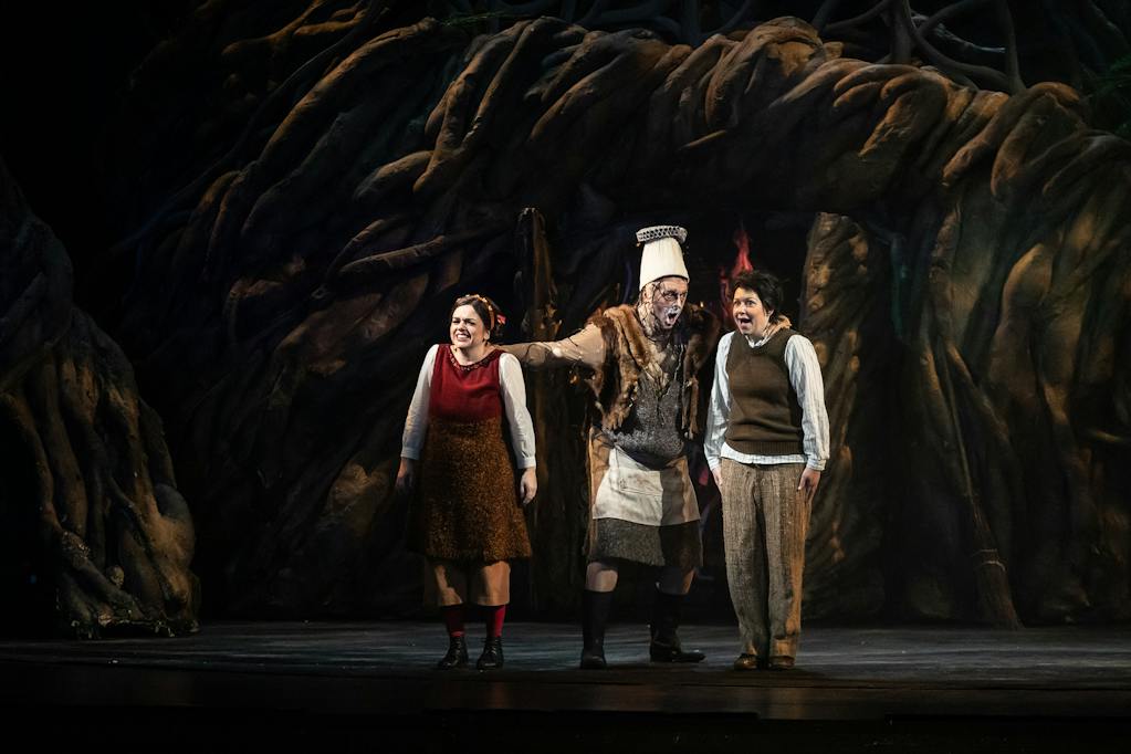 State Opera I Hänsel und Gretel: Jana Sibera (Gretel), Martin Šrejma (Witch), Michaela Zajmi (Hänsel) – photo: Zdeněk Sokol