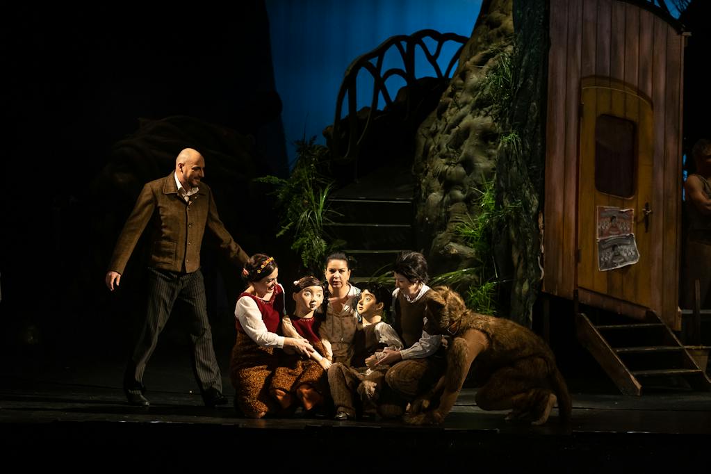 State Opera I Hänsel und Gretel: Jiří Hájek (Papa), Jana Sibera (Gretel), Jana Sýkorová (Mama), Michaela Zajmi (Hänsel), National Thatre Opera Ballet – photo: Zdeněk Sokol