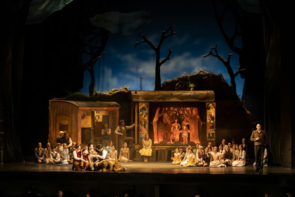 State Opera I Hänsel und Gretel: Jana Sibera (Gretel), Jana Sýkorová (Mama), Michaela Zajmi (Hänsel), Jiří Hájek (Papa), National Thatre Opera Ballet, Prague Philharmonic Children's Choir – photo: Zdeněk Sokol