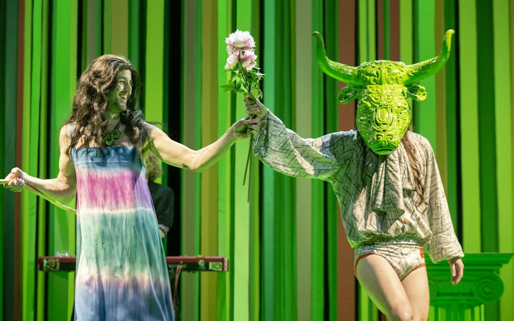 Činohra | Bakchantky: Miloslav König (Pentheus), Petr Vančura (Dionýsos) – foto: Patrik Borecký