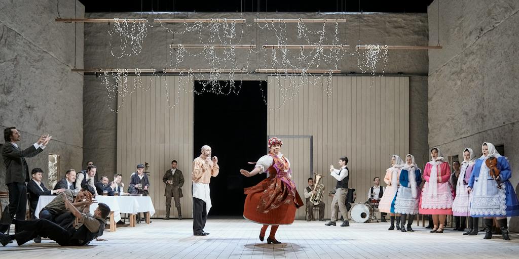 Činohra | Naši furianti: v popředí Csongor Kassai (Marek Ehrmann) a Pavla Beretová (Markýtka Nedochodilová) – foto: Martin Špelda