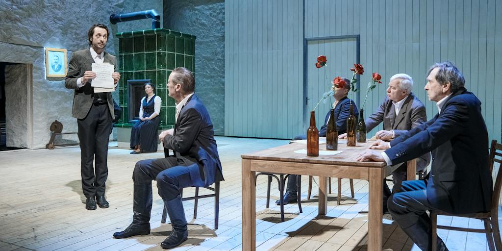 Činohra | Naši furianti: Matyáš Řezníček (Karel Kudrlička), Martina Preissová (Marie Dubská), David Matásek (Filip Dubský), Filip Kaňkovský (Matěj Šumbal), Vladislav Beneš (Pavel Kožený), Ondřej Pavelka (Jakub Bušek) – foto: Martin Špelda