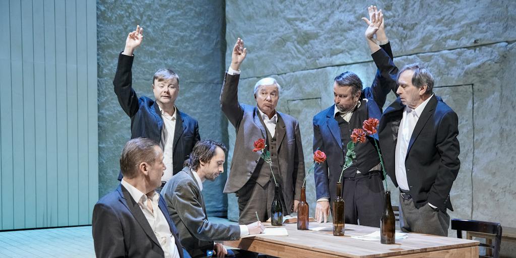 Činohra | Naši furianti: David Matásek (Filip Dubský), Filip Kaňkovský (Matěj Šumbal), Matyáš Řezníček (Karel Kudrlička), Vladislav Beneš (Pavel Kožený), Marek Daniel (Kašpar Šmejkal), Ondřej Pavelka (Jakub Bušek) – foto: Martin Špelda