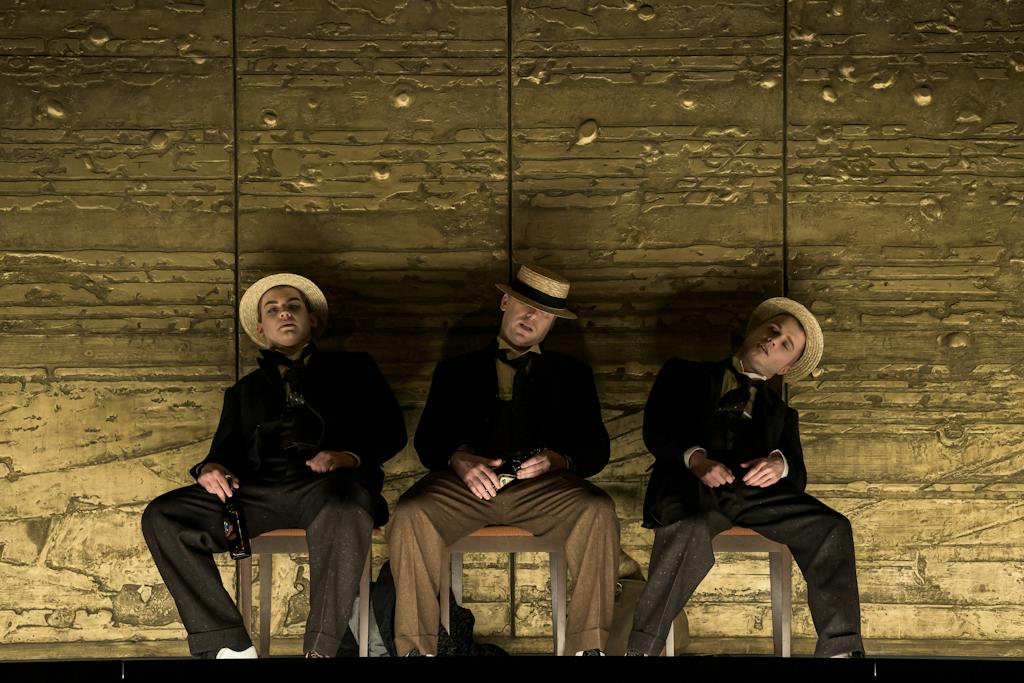 Státní opera I Šaty dělají člověka: Daniel Matoušek (První krejčovský tovaryš), Joseph Dennis (Wenzel Strapinski), Michal Marhold (Druhý krejčovský tovaryš) – foto: Serghei Gherciu