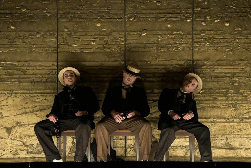 Státní opera I Šaty dělají člověka: Daniel Matoušek (První krejčovský tovaryš), Joseph Dennis (Wenzel Strapinski), Michal Marhold (Druhý krejčovský tovaryš) – foto: Serghei Gherciu