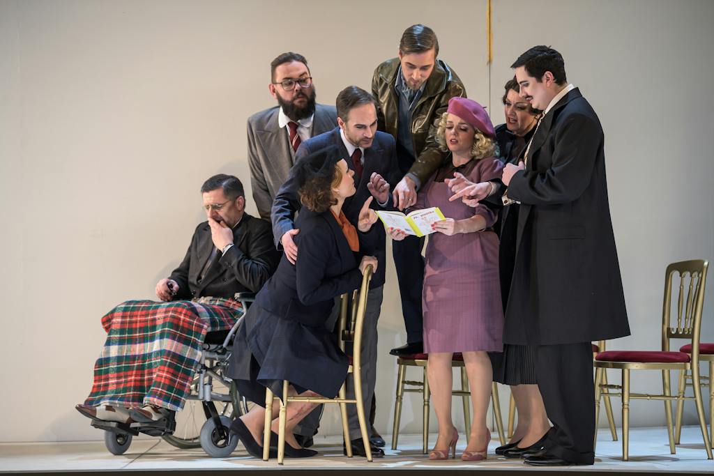 Státní opera I Šaty dělají člověka: Jaroslav Patočka (Úřední rada), Pavel Švingr (Adam Litumlei), Stanislava Jirků (Paní Häberleinová), Philippe Castagner (Häberlein), Jan Hnyk (Pütschli-Nievergelt), Jana Sibera (Nettchen), Sylva Čmugrová (Paní Litumleiová), Jan M. Hájek (Polykarpus Federspiel) – foto: Serghei Gherciu
