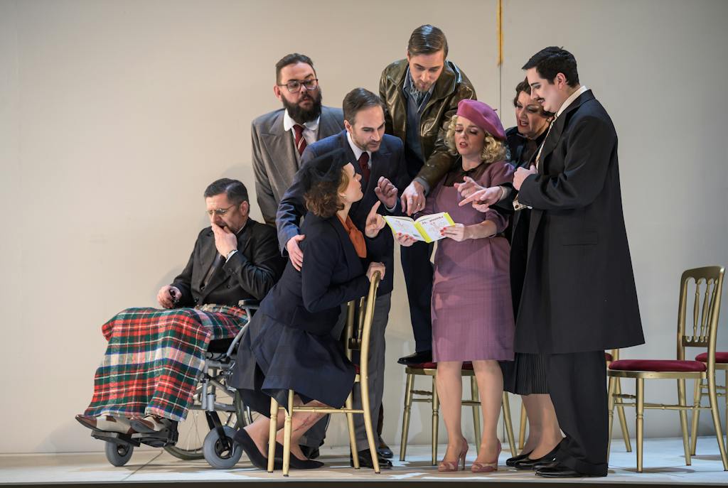Státní opera I Šaty dělají člověka: Jaroslav Patočka (Úřední rada), Pavel Švingr (Adam Litumlei), Stanislava Jirků (Paní Häberleinová), Philippe Castagner (Häberlein), Jan Hnyk (Pütschli-Nievergelt), Jana Sibera (Nettchen), Sylva Čmugrová (Paní Litumleiová), Jan M. Hájek (Polykarpus Federspiel) – foto: Serghei Gherciu