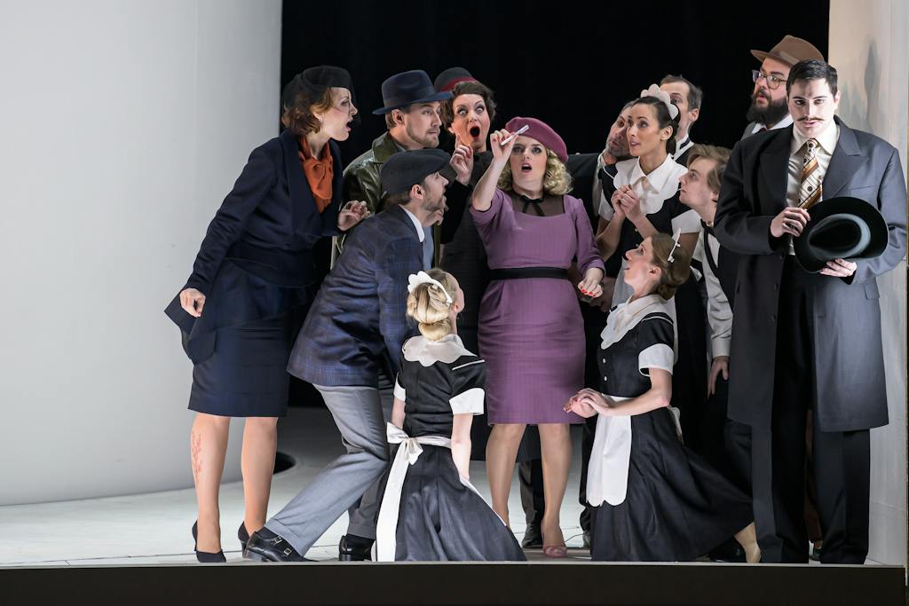 Státní opera I Šaty dělají člověka: Stanislava Jirků (Paní Häberleinová), Philippe Castagner (Häberlein), Jan Hnyk (Pütschli-Nievergelt), Sylva Čmugrová (Paní Litumleiová), Jana Sibera (Nettchen), Pavel Švingr (Adam Litumlei), Jan M. Hájek (Polykarpus Federspiel), Balet Opery Národního divadla – foto: Serghei Gherciu