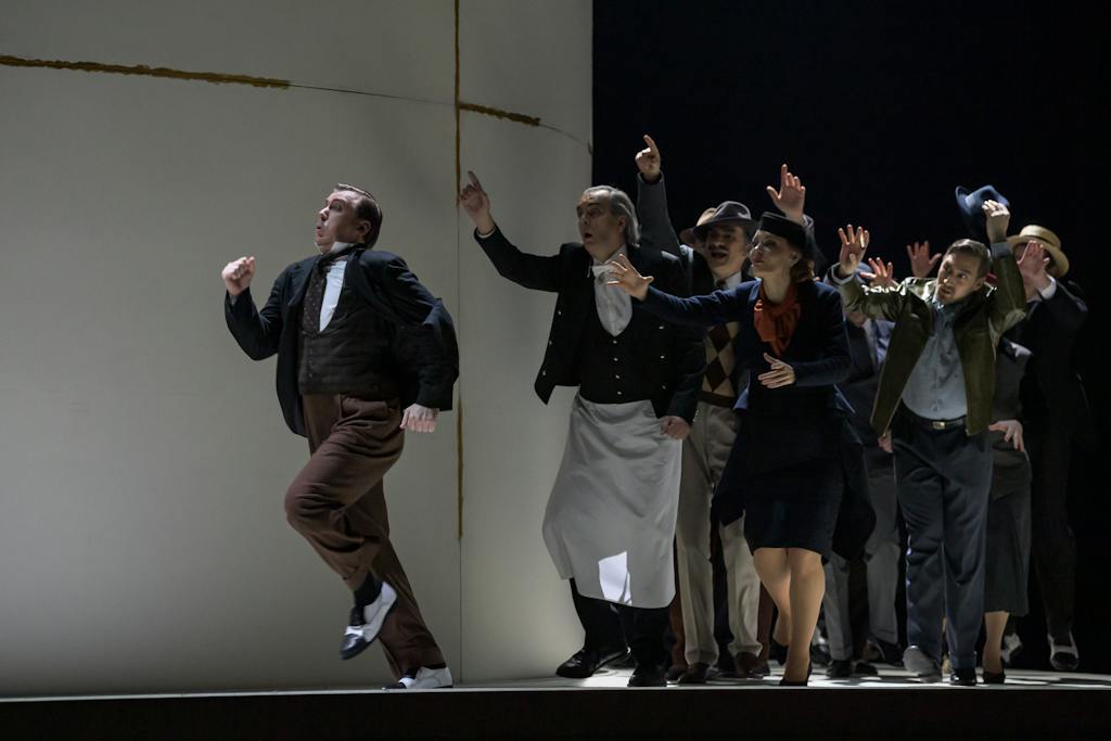 Státní opera I Šaty dělají člověka: Joseph Dennis (Wenzel Strapinski), Ivo Hrachovec (Hostinský), Markus Butter (Melchior Böhni), Stanislava Jirků (Paní Häberleinová), Jan Hnyk (Pütschli-Nievergelt) – foto: Serghei Gherciu