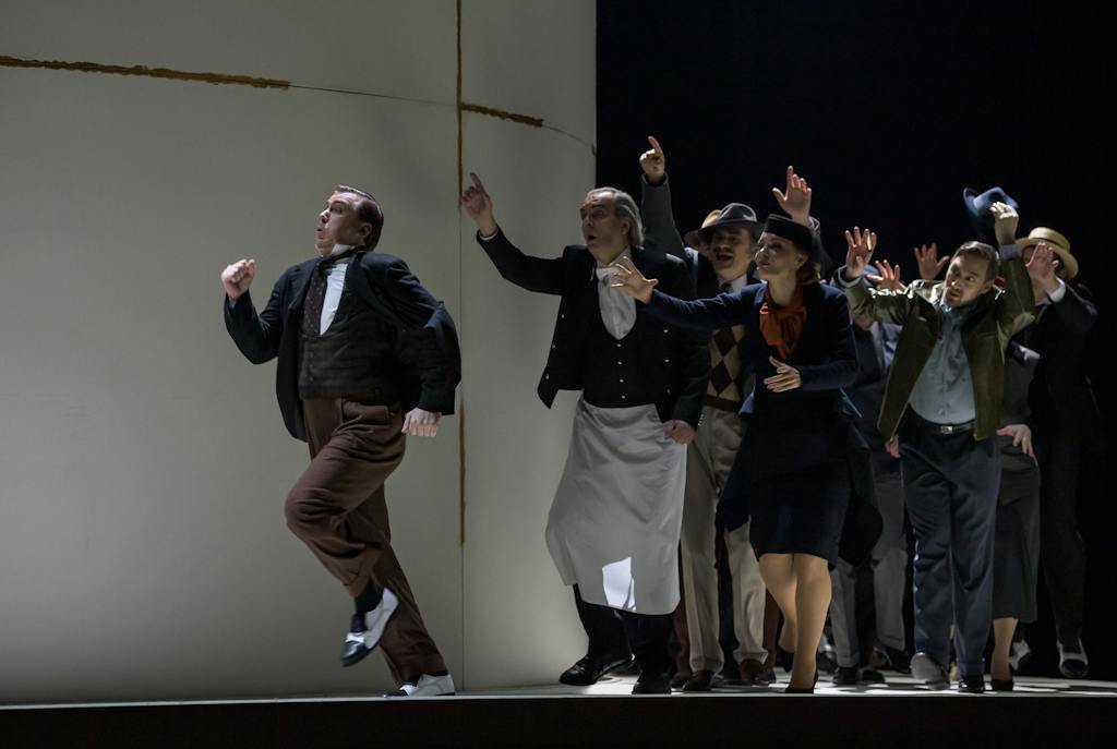 Státní opera I Šaty dělají člověka: Joseph Dennis (Wenzel Strapinski), Ivo Hrachovec (Hostinský), Markus Butter (Melchior Böhni), Stanislava Jirků (Paní Häberleinová), Jan Hnyk (Pütschli-Nievergelt) – foto: Serghei Gherciu