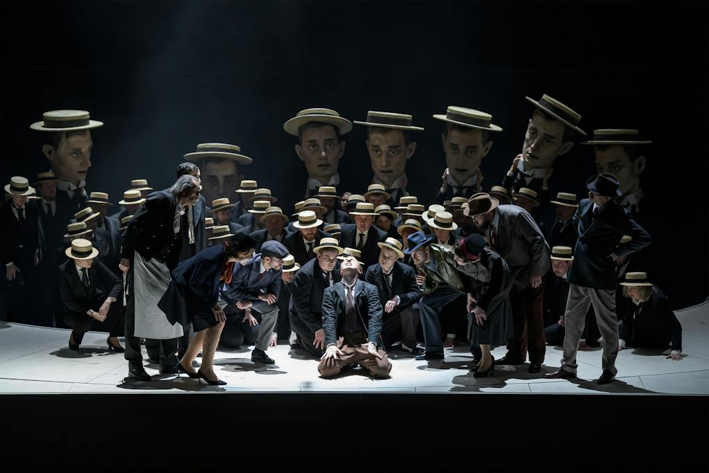 Státní opera I Šaty dělají člověka: Ivo Hrachovec (Hostinský), Jan M. Hájek (Polykarpus Federspiel), Stanislava Jirků (Paní Häberleinová), Philippe Castagner (Häberlein), Daniel Matoušek (První krejčovský tovaryš), Joseph Dennis (Wenzel Strapinski), Michal Marhold (Druhý krejčovský tovaryš), Jan Hnyk (Pütschli-Nievergelt), Sylva Čmugrová (Paní Litumleiová), Pavel Švingr (Adam Litumlei), Markus Butter (Melchior Böhni), Sbor Státní opery, Balet Opery Národního divadla – foto: Serghei Gherciu