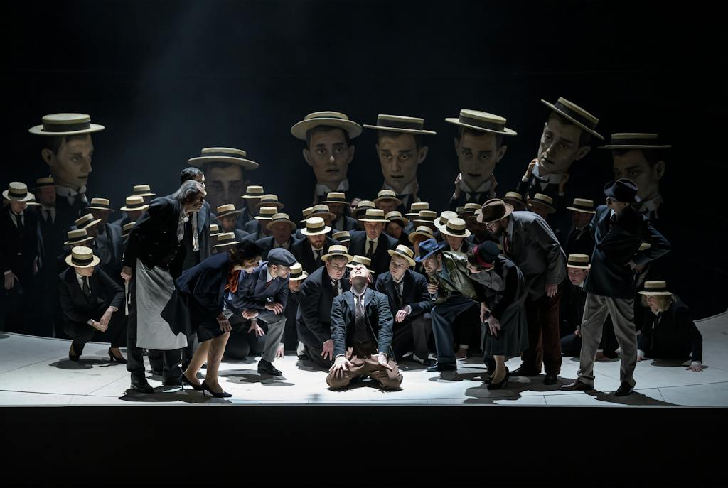 Státní opera I Šaty dělají člověka: Ivo Hrachovec (Hostinský), Jan M. Hájek (Polykarpus Federspiel), Stanislava Jirků (Paní Häberleinová), Philippe Castagner (Häberlein), Daniel Matoušek (První krejčovský tovaryš), Joseph Dennis (Wenzel Strapinski), Michal Marhold (Druhý krejčovský tovaryš), Jan Hnyk (Pütschli-Nievergelt), Sylva Čmugrová (Paní Litumleiová), Pavel Švingr (Adam Litumlei), Markus Butter (Melchior Böhni), Sbor Státní opery, Balet Opery Národního divadla – foto: Serghei Gherciu