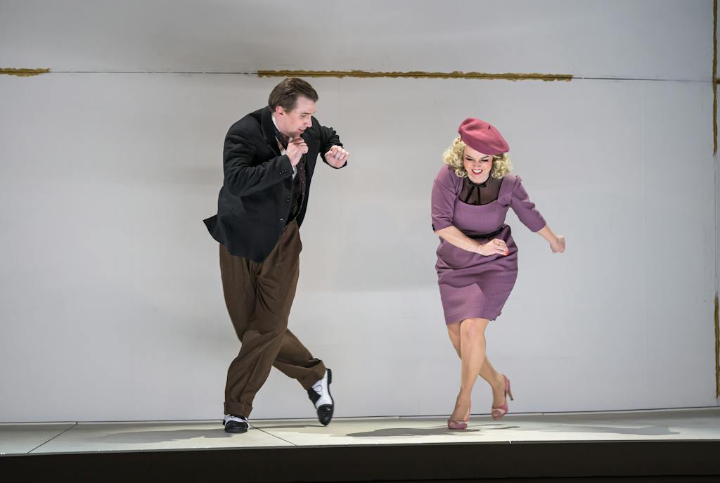 Státní opera I Šaty dělají člověka: Joseph Dennis (Wenzel Strapinski), Jana Sibera (Nettchen) – foto: Serghei Gherciu