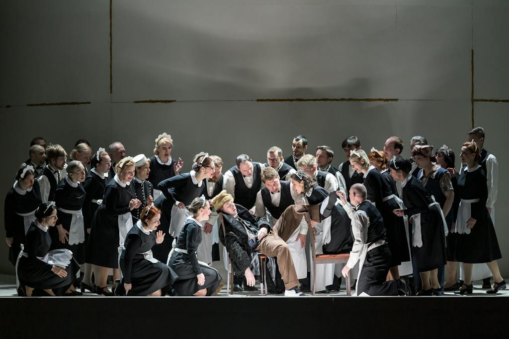 Státní opera I Šaty dělají člověka: Joseph Dennis (Wenzel Strapinski), Sbor Státní opery – foto: Serghei Gherciu