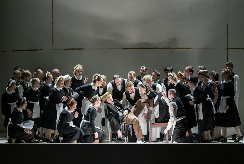 Státní opera I Šaty dělají člověka: Joseph Dennis (Wenzel Strapinski), Sbor Státní opery – foto: Serghei Gherciu