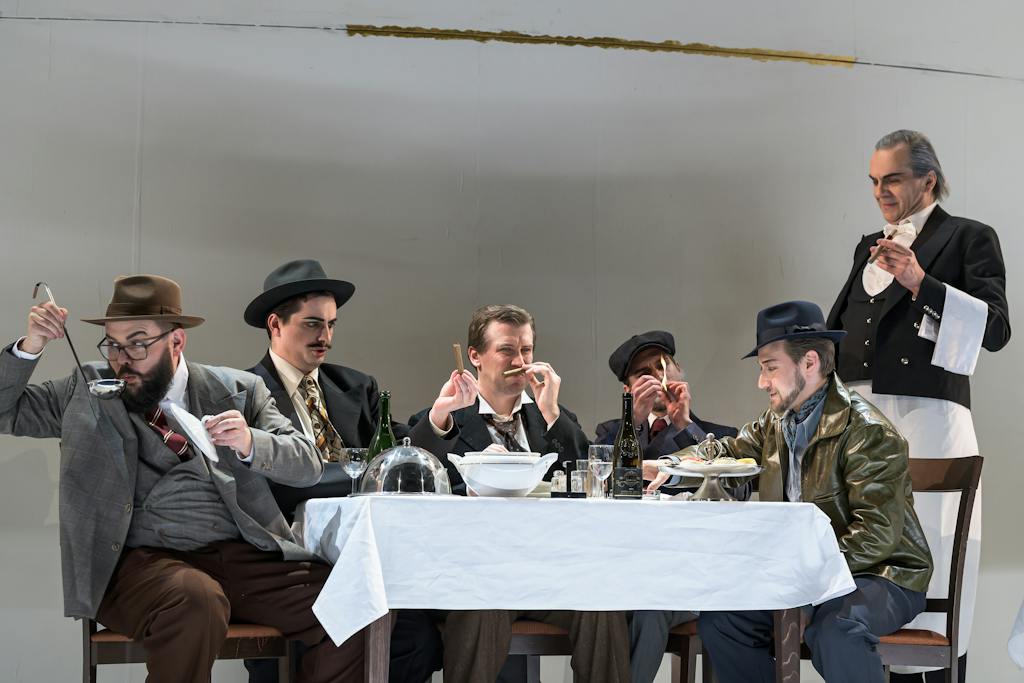 Státní opera I Šaty dělají člověka: Pavel Švingr (Adam Litumlei), Jan M. Hájek (Polykarpus Federspiel), Joseph Dennis (Wenzel Strapinski), Philippe Castagner (Häberlein), Jan Hnyk (Pütschli-Nievergelt), Ivo Hrachovec (Hostinský) – foto: Serghei Gherciu