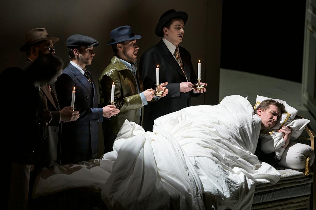 Státní opera I Šaty dělají člověka: Ivo Hrachovec (Hostinský), Pavel Švingr (Adam Litumlei), Philippe Castagner (Häberlein), Jan Hnyk (Pütschli-Nievergelt), Jan M. Hájek (Polykarpus Federspiel), Joseph Dennis (Wenzel Strapinski) – foto: Serghei Gherciu