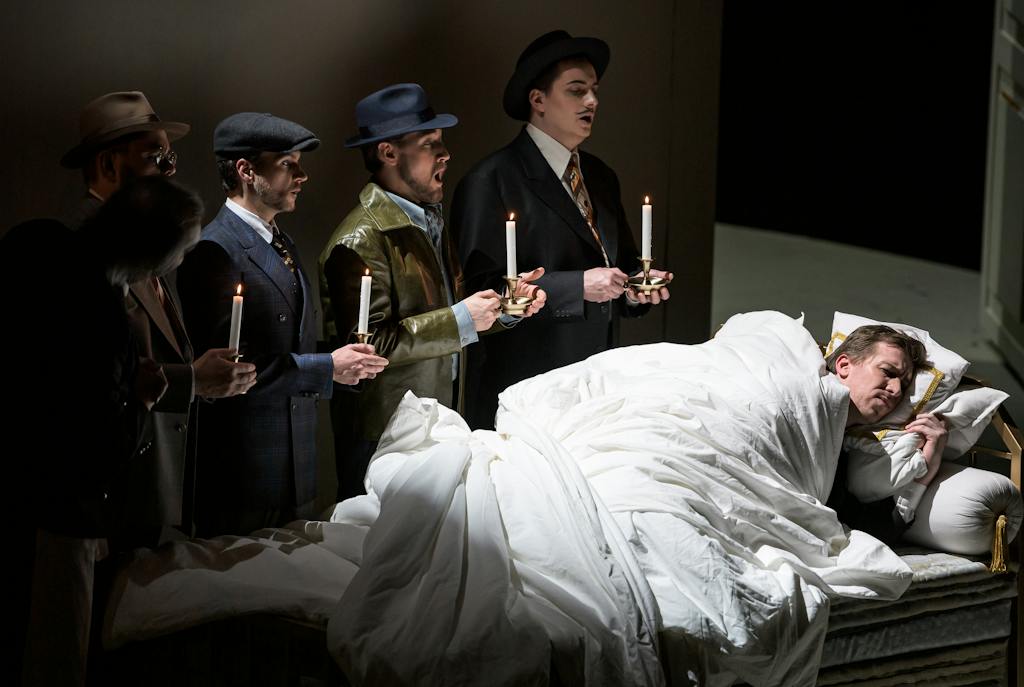 Státní opera I Šaty dělají člověka: Ivo Hrachovec (Hostinský), Pavel Švingr (Adam Litumlei), Philippe Castagner (Häberlein), Jan Hnyk (Pütschli-Nievergelt), Jan M. Hájek (Polykarpus Federspiel), Joseph Dennis (Wenzel Strapinski) – foto: Serghei Gherciu