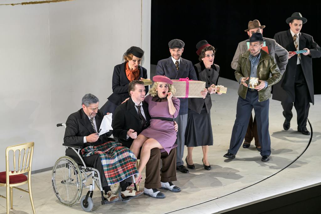 Státní opera I Šaty dělají člověka: Jaroslav Patočka (Úřední rada), Stanislava Jirků (Paní Häberleinová), Joseph Dennis (Wenzel Strapinski), Jana Sibera (Nettchen), Philippe Castagner (Häberlein), Sylva Čmugrová (Paní Litumleiová), Jan Hnyk (Pütschli-Nievergelt), Pavel Švingr (Adam Litumlei), Jan M. Hájek (Polykarpus Federspiel) – foto: Serghei Gherciu