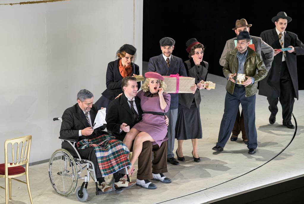 Státní opera I Šaty dělají člověka: Jaroslav Patočka (Úřední rada), Stanislava Jirků (Paní Häberleinová), Joseph Dennis (Wenzel Strapinski), Jana Sibera (Nettchen), Philippe Castagner (Häberlein), Sylva Čmugrová (Paní Litumleiová), Jan Hnyk (Pütschli-Nievergelt), Pavel Švingr (Adam Litumlei), Jan M. Hájek (Polykarpus Federspiel) – foto: Serghei Gherciu