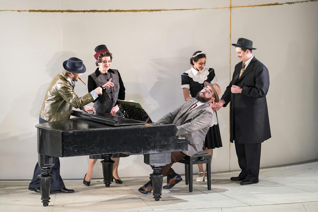 Státní opera I Šaty dělají člověka: Jan Hnyk (Pütschli-Nievergelt), Sylva Čmugrová (Paní Litumleiová), Pavel Švingr (Adam Litumlei), Adéla Abdul Khaleg, Jan M. Hájek (Polykarpus Federspiel) – foto: Serghei Gherciu