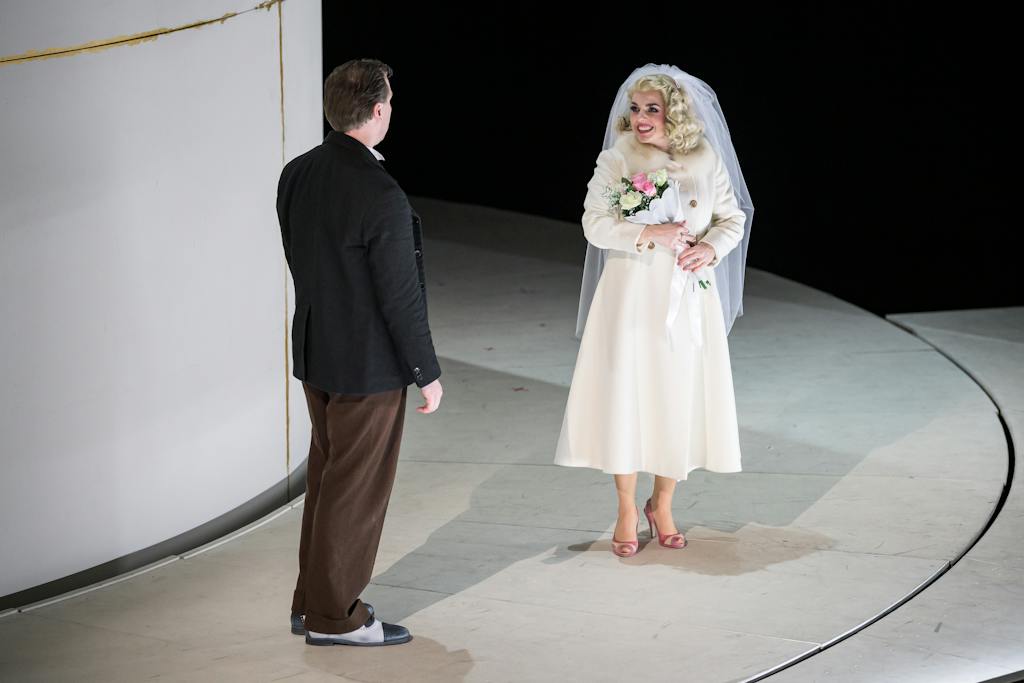 Státní opera I Šaty dělají člověka: Joseph Dennis (Wenzel Strapinski), Jana Sibera (Nettchen) – foto: Serghei Gherciu