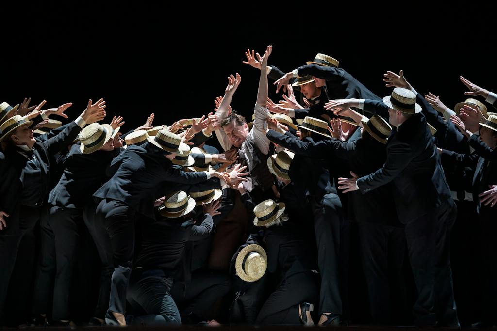 Státní opera I Šaty dělají člověka: Joseph Dennis (Wenzel Strapinski), Sbor Státní opery – foto: Serghei Gherciu
