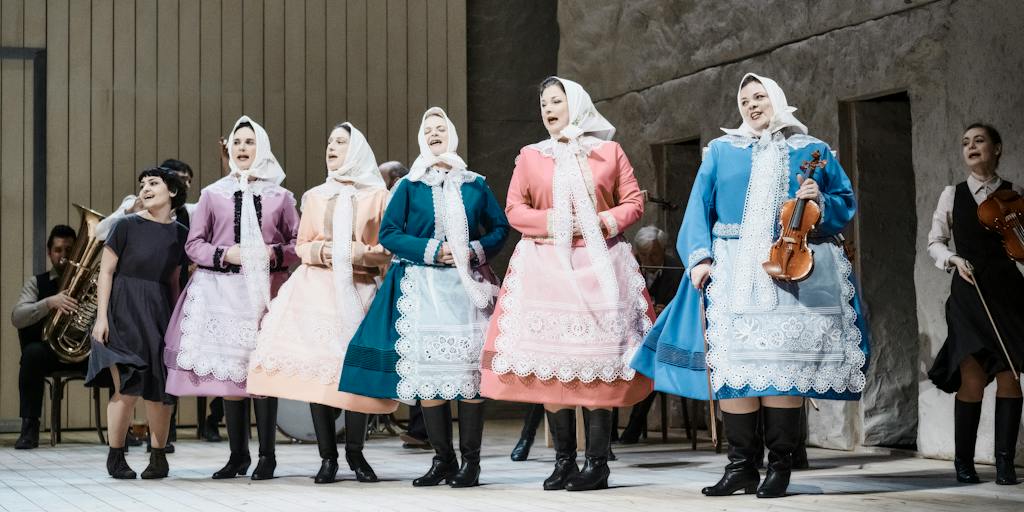 Činohra | Naši furianti: Eliška Friedrichová (Krystýna), Magdaléna Borová (Terezka), Marie Poulová (Verunka), Taťjana Medvecká (Františka Bušková), Martina Preissová (Marie Dubská), Lucie Polišenská (Marie) – foto: Martin Špelda
