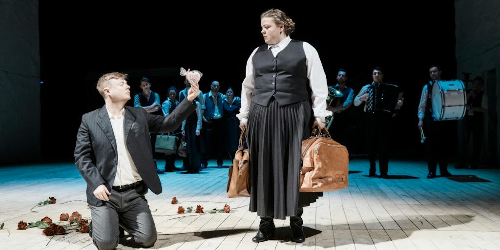 Činohra | Naši furianti: Filip Kaňkovský (Matěj Šumbal), Lucie Polišenská (Marie) – foto: Martin Špelda