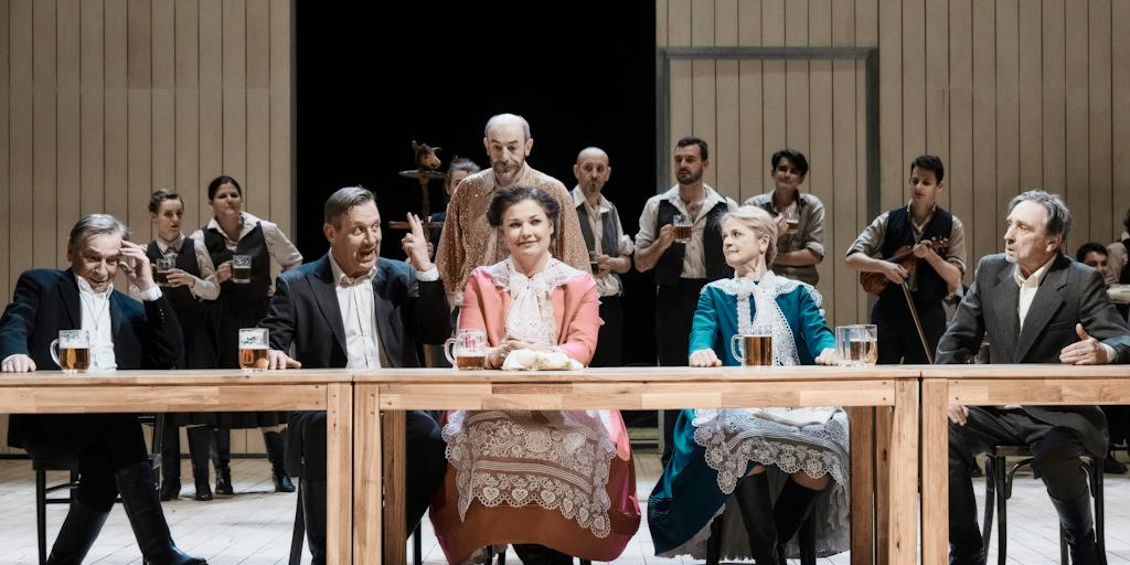 Činohra | Naši furianti: František Němec (Petr Dubský), David Matásek (Filip Dubský), Martina Preissová (Marie Dubská), Csongor Kassai (Marek Ehrmann), Taťjana Medvecká (Františka Bušková), Ondřej Pavelka (Jakub Bušek) – foto: Martin Špelda
